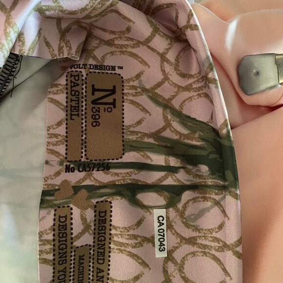 Jupe rose avec motifs fleurs avant et papillons à l'arrière - Picture 4 of 4